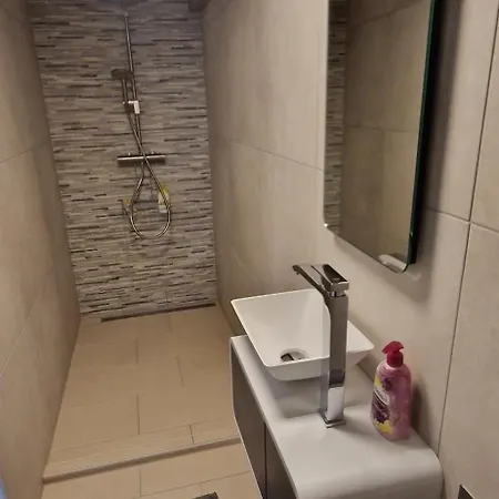 Apartamento Charmantes Und Neu Renoviertes In Der Naehe Des Flughafens