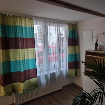 Charmantes Und Neu Renoviertes In Der Naehe Des Flughafens Apartman