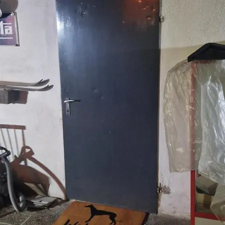 Apartment Charmantes Und Neu Renoviertes In Der Nähe Des Flughafens Schwechat