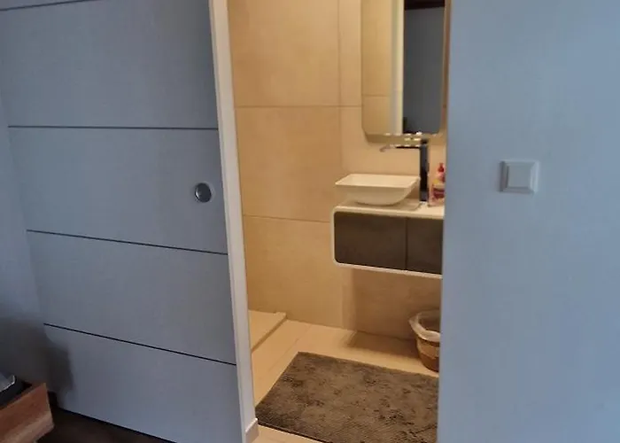 Charmantes Und Neu Renoviertes In Der Naehe Des Flughafens Apartman *